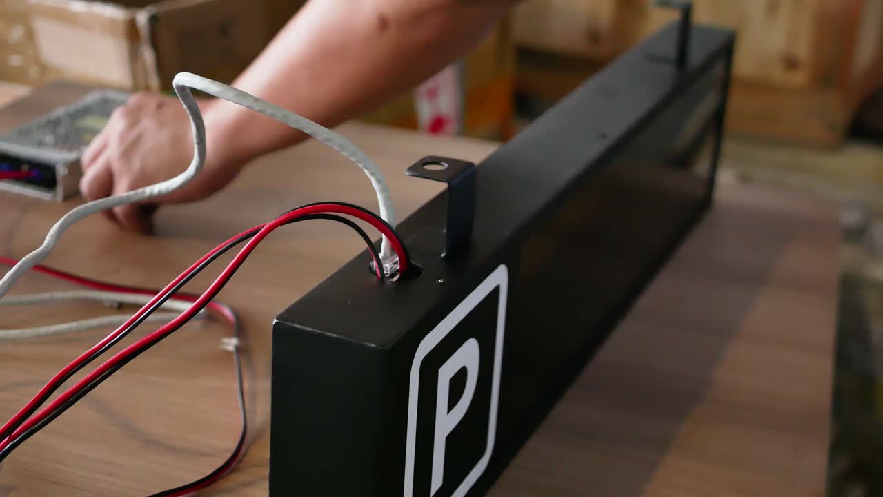 fijación de señalización led de estacionamiento