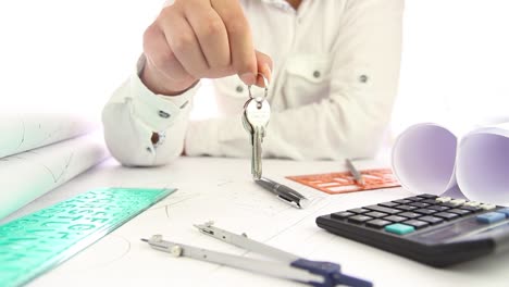 hombre de negocios entregando las llaves de una nueva casa agente de bienes raíces