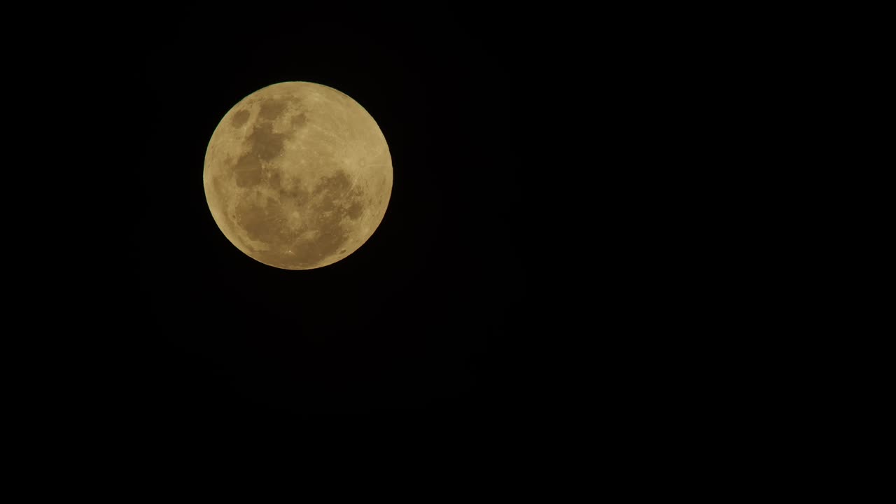 Close-up da lua com um morcego voando