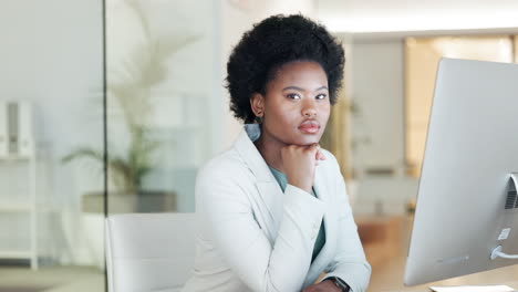 Una-Mujer-De-Negocios-Negra-Seria-Que-Parece-Enfocada