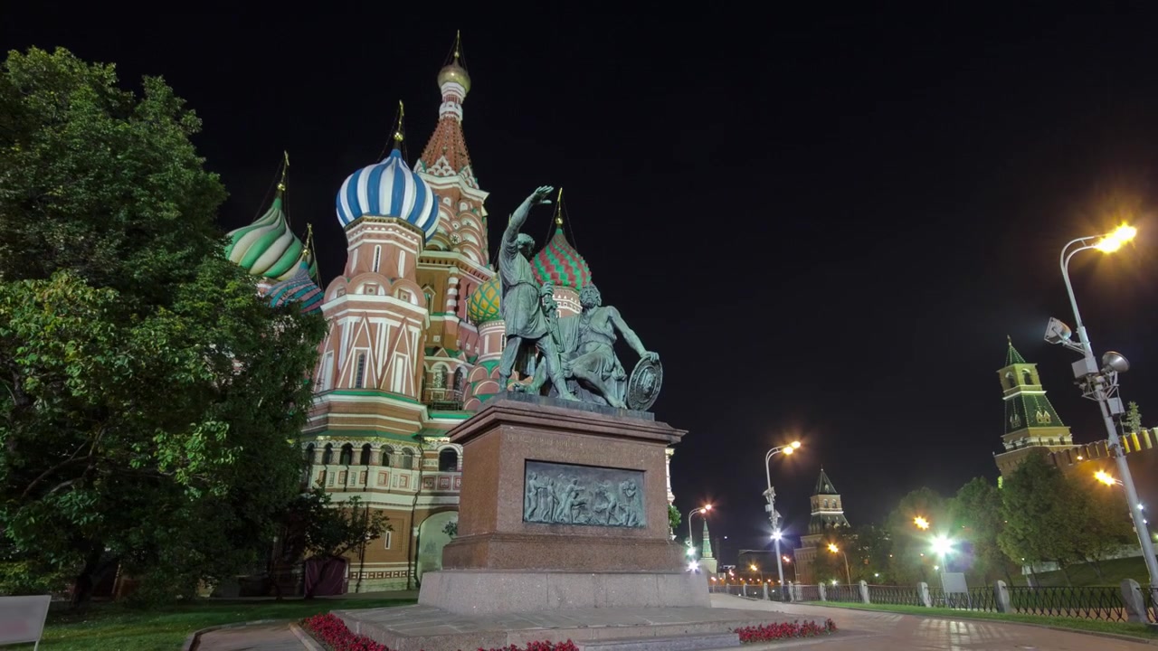 Cathédrale Saint-Basile et monument à Minine et Pojarski de nuit sur la Place Rouge, timelapse hyperlapse à Moscou, Russie.