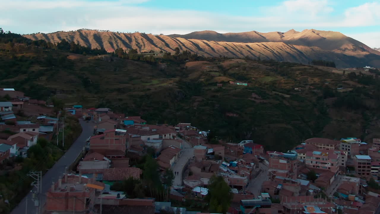 una visión aérea de la montaña pillku urqu y la ciudad de cusco en perú