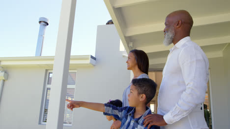 Seitenansicht-Einer-Schwarzen-Familie,-Die-Auf-Der-Veranda-Steht-Und-In-Einem-Komfortablen-Zuhause-4k-Wegschaut