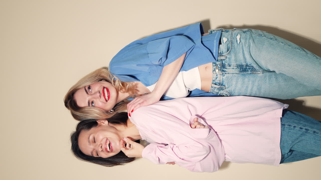 두 명의 여자 친구가 포즈를 취하고 있습니다.