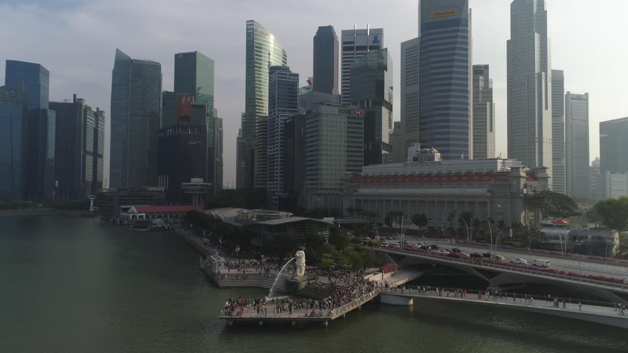 Singapur Merlion ve Marina Bay Silüeti