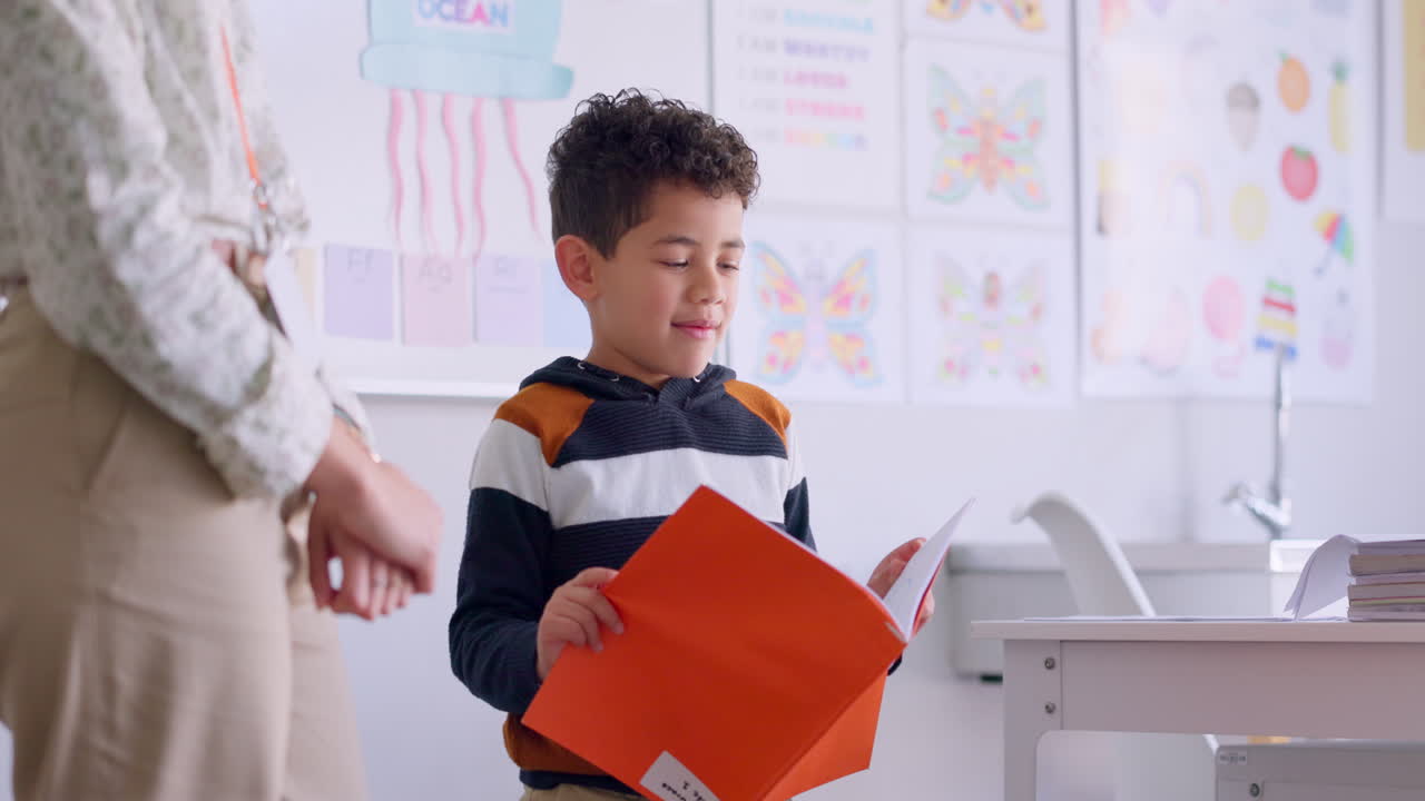 niño, lectura y libro con presentación