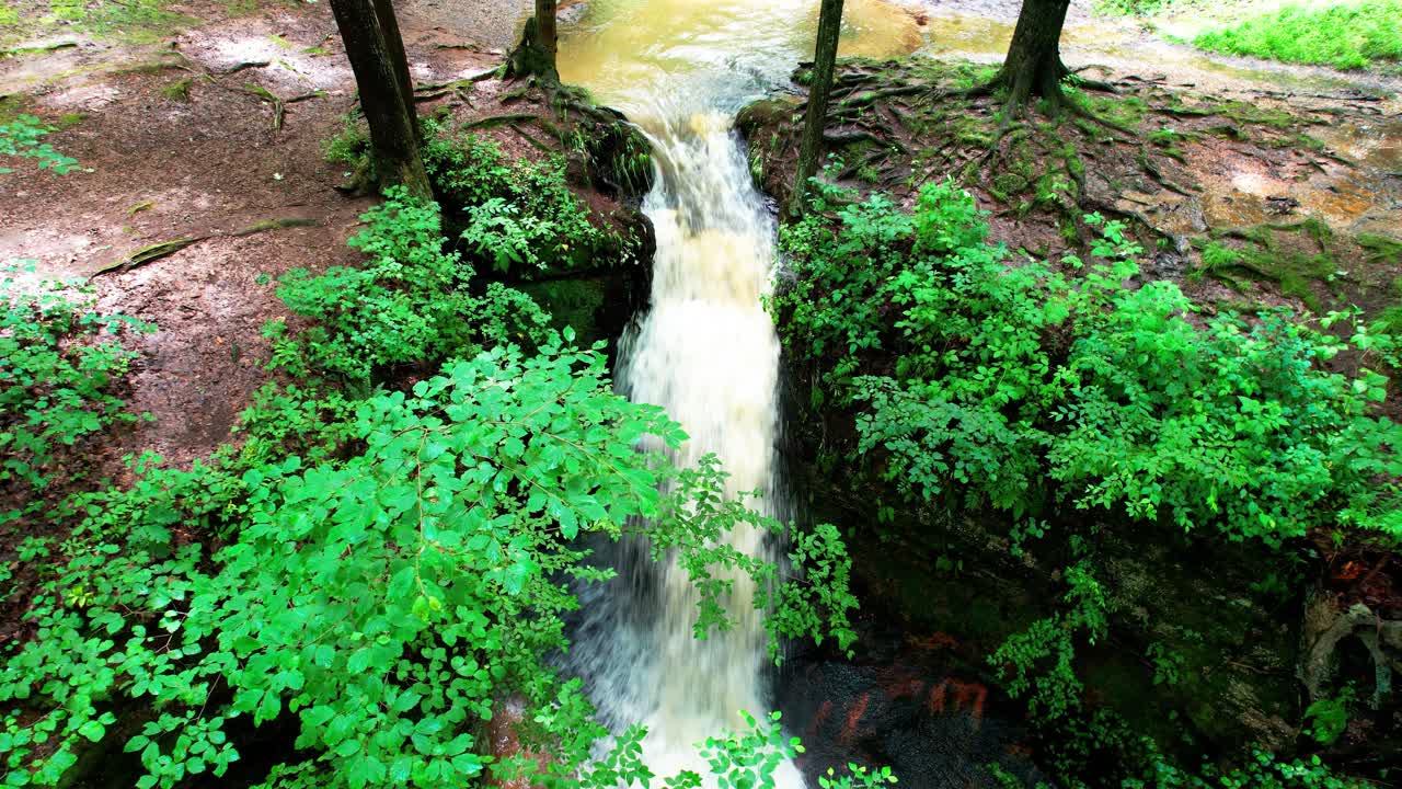 una vista aérea de unas hermosas cataratas en el parque estatal nelson kennedy ledges