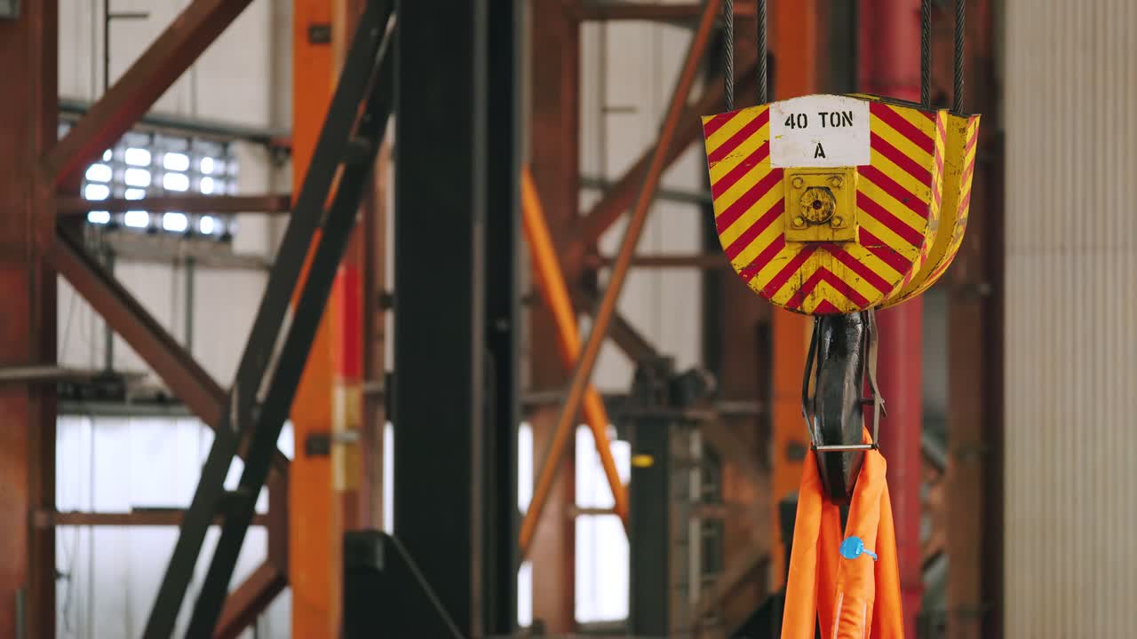 Inquadratura statica di una gru industriale all'interno di un impianto di fabbricazione metallica a Lewis.