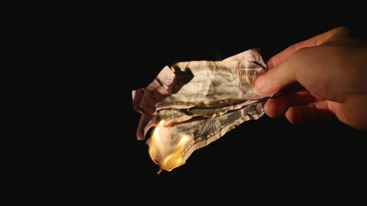 검은 바탕 위에서 불타는 달러