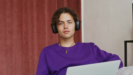 joven estudiando en casa con auriculares