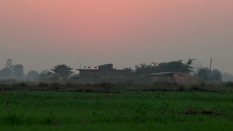 Zoomout-Zeitraffer-Sonnenuntergang-Hinter-Dem-Bauernhaus-Im-Grünen