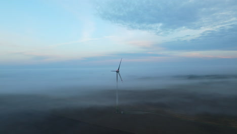 Hermoso-Paisaje-De-Campo-Con-Molino-De-Viento-Durante-El-Día-De-Niebla-En-La-Mañana,-Vista-Aérea-De-4k