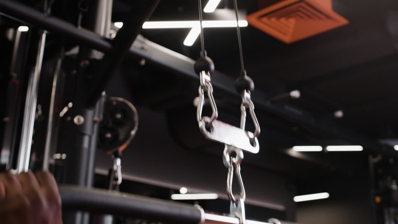 체육관 에서 풀업 을 하는 남자