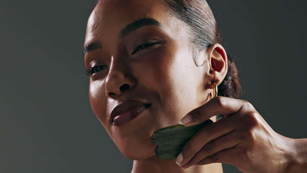 mujer recibiendo masaje facial de gua sha