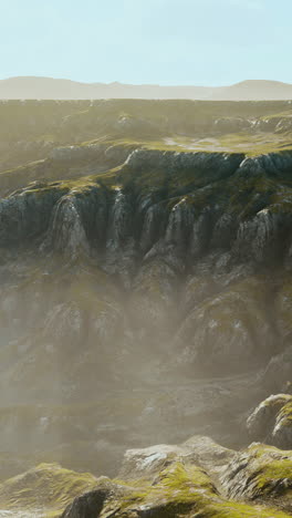 paisaje de cañón de montaña brumoso