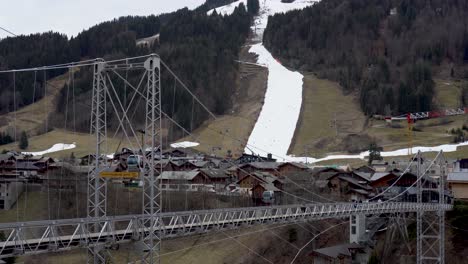 personas esquiando en nieve artificial con el área circundante derretida libre de nieve