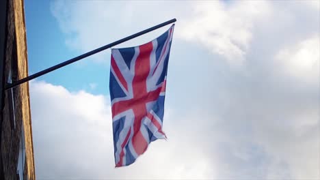 la verdadera bandera del reino unido se teje con el fuerte viento