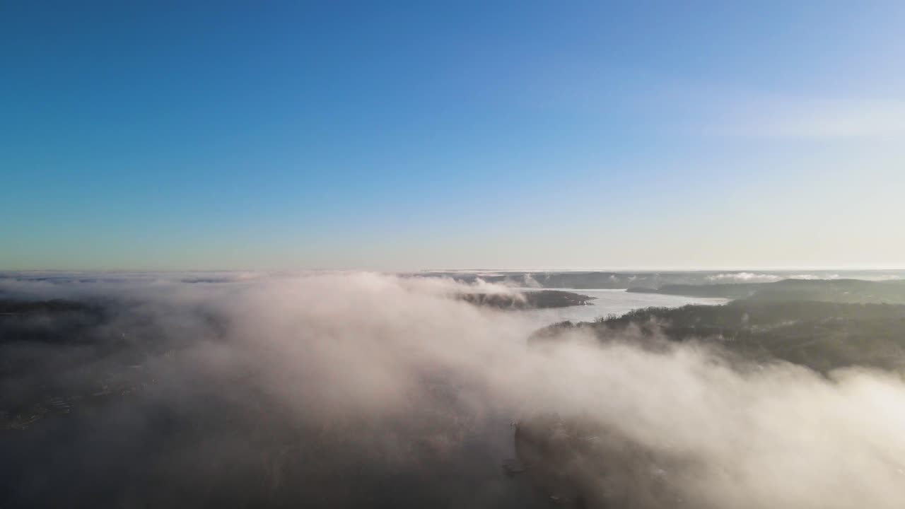 중서부 오자크 풍경에서 일출 동안 구름 위의 공중