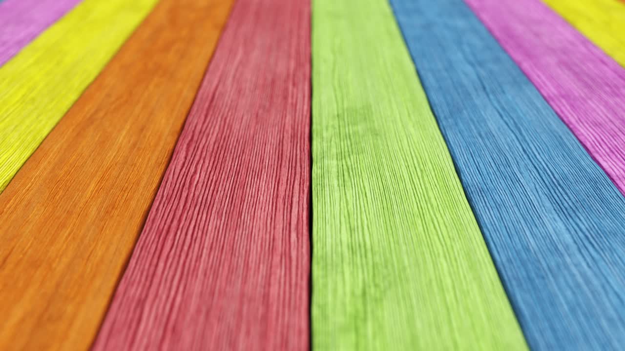 tablas de madera pintadas de colores con patrón de arco iris