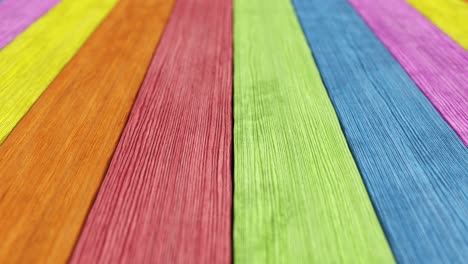 tablas de madera pintadas de colores con patrón de arco iris