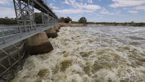 el agua corriendo arrojó la presa principal en el esquema del lago menindee en el interior de australia