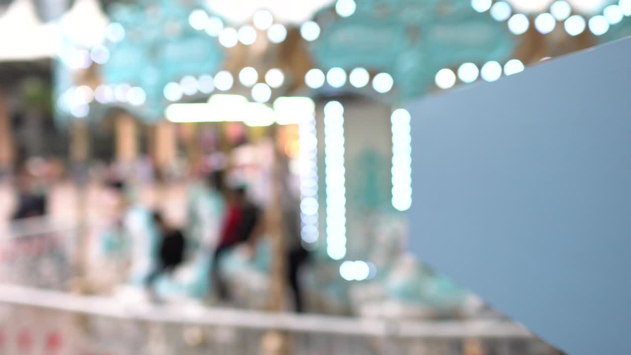 놀이 공원의 카루셀, 초점 밖, 주체는 왼쪽에 있습니다.