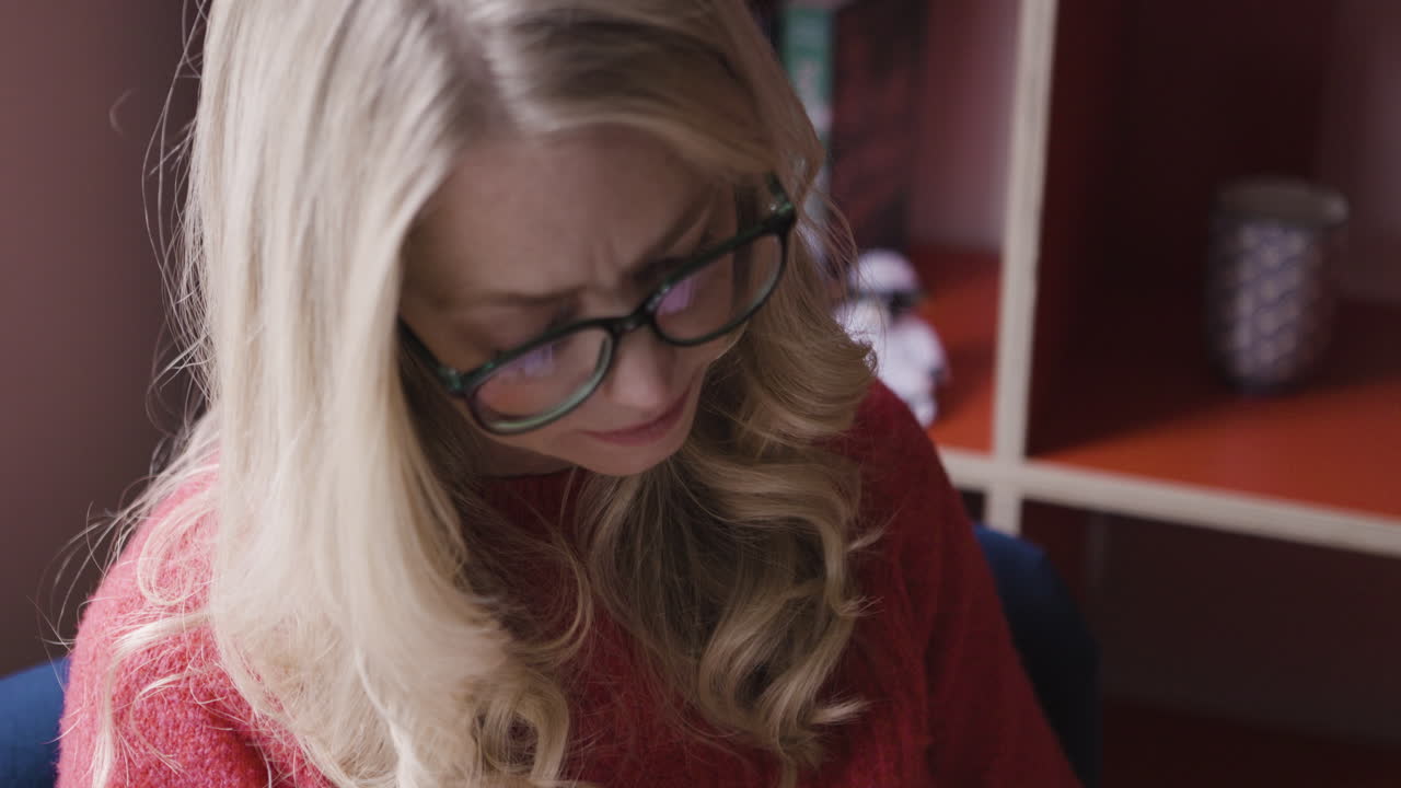 mujer leyendo un libro