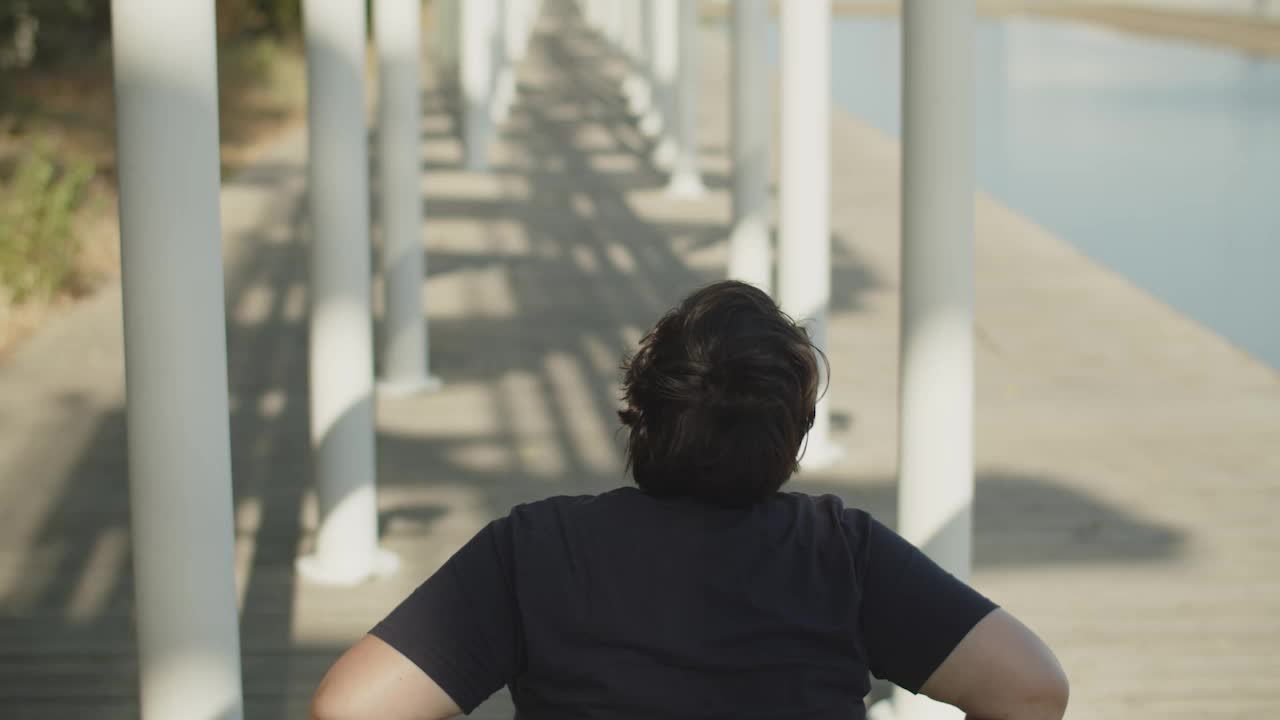 ⁇ 체어를 이용한 여성이 거리를  ⁇ 고 있는 뒤의 모습