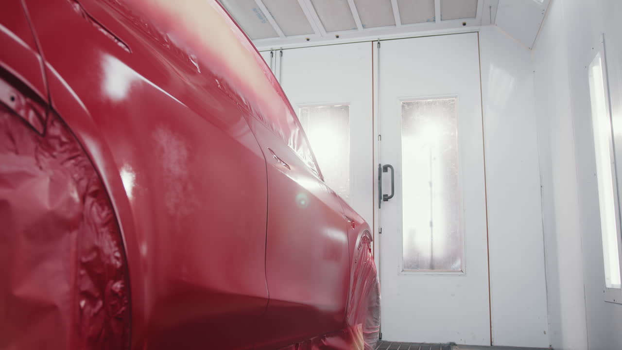 페인트 부스에서 빨간 차