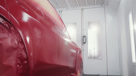 coche rojo en la cabina de pintura