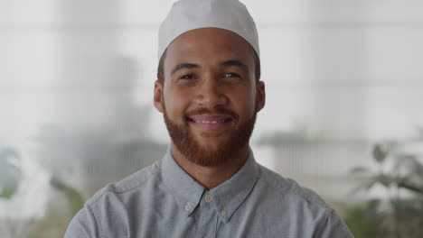 Retrato-Joven-Exitoso-Hombre-De-Negocios-Musulmán-Sonriendo-Disfrutando-Del-éxito-De-Su-Carrera-Profesional-Empresario-De-Raza-Mixta-Con-Sombrero-Kufi-En-La-Oficina-En-Cámara-Lenta