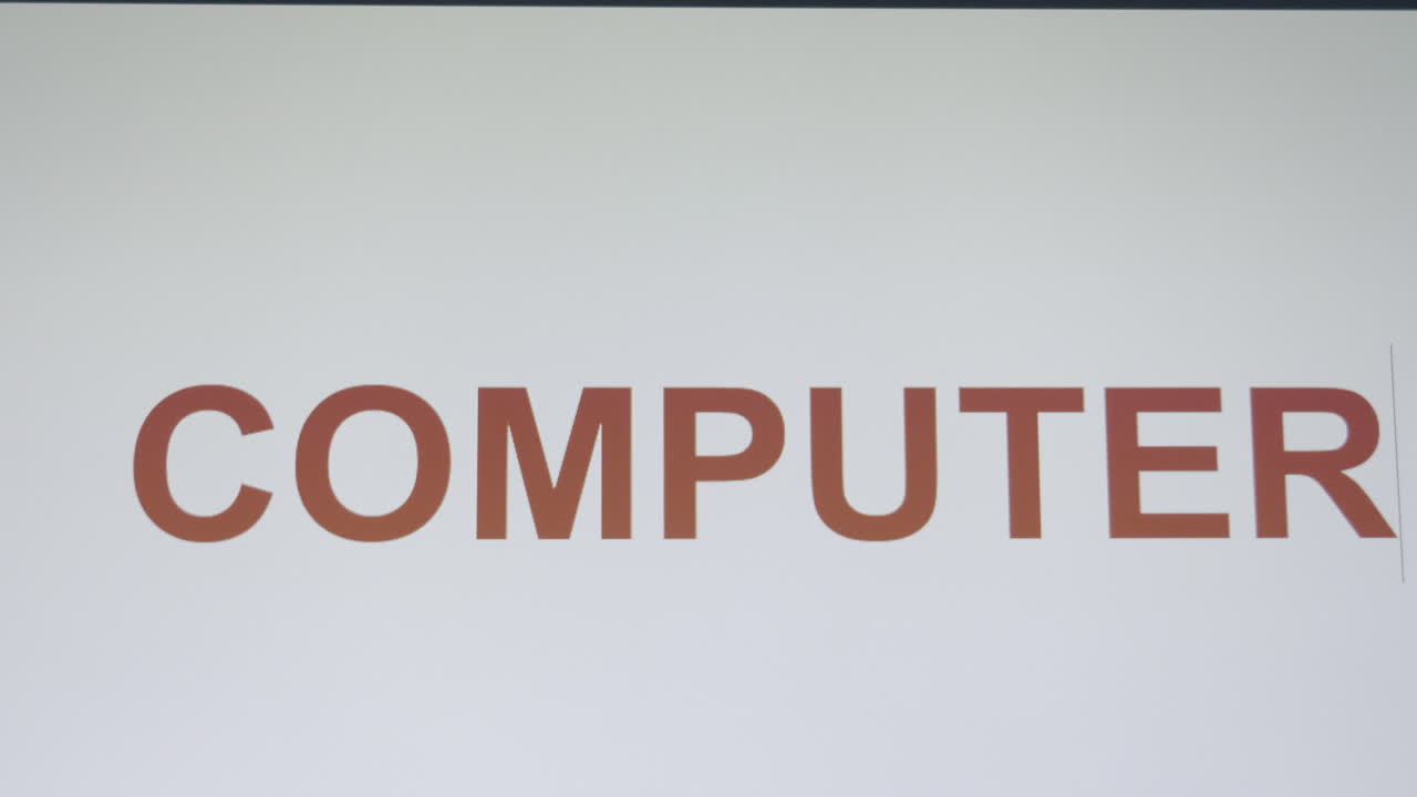 모니터에 표시되는 컴퓨터 단어의 글자를 하나씩 입력합니다.