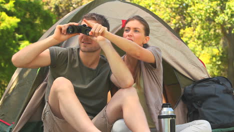 Pareja-Amorosa-Haciendo-Camping-En-El-Campo