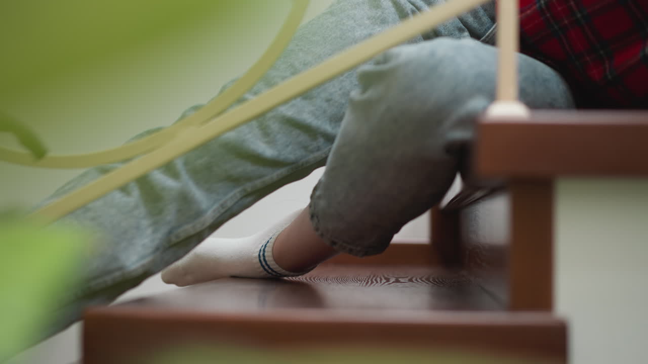 ジーンズを着た女性が木製の階段の上に座っているカジュアルな家用服を着ている女性がアパートの階段に横たわっているエレガントなモデルがスタジオでポーズをとっている