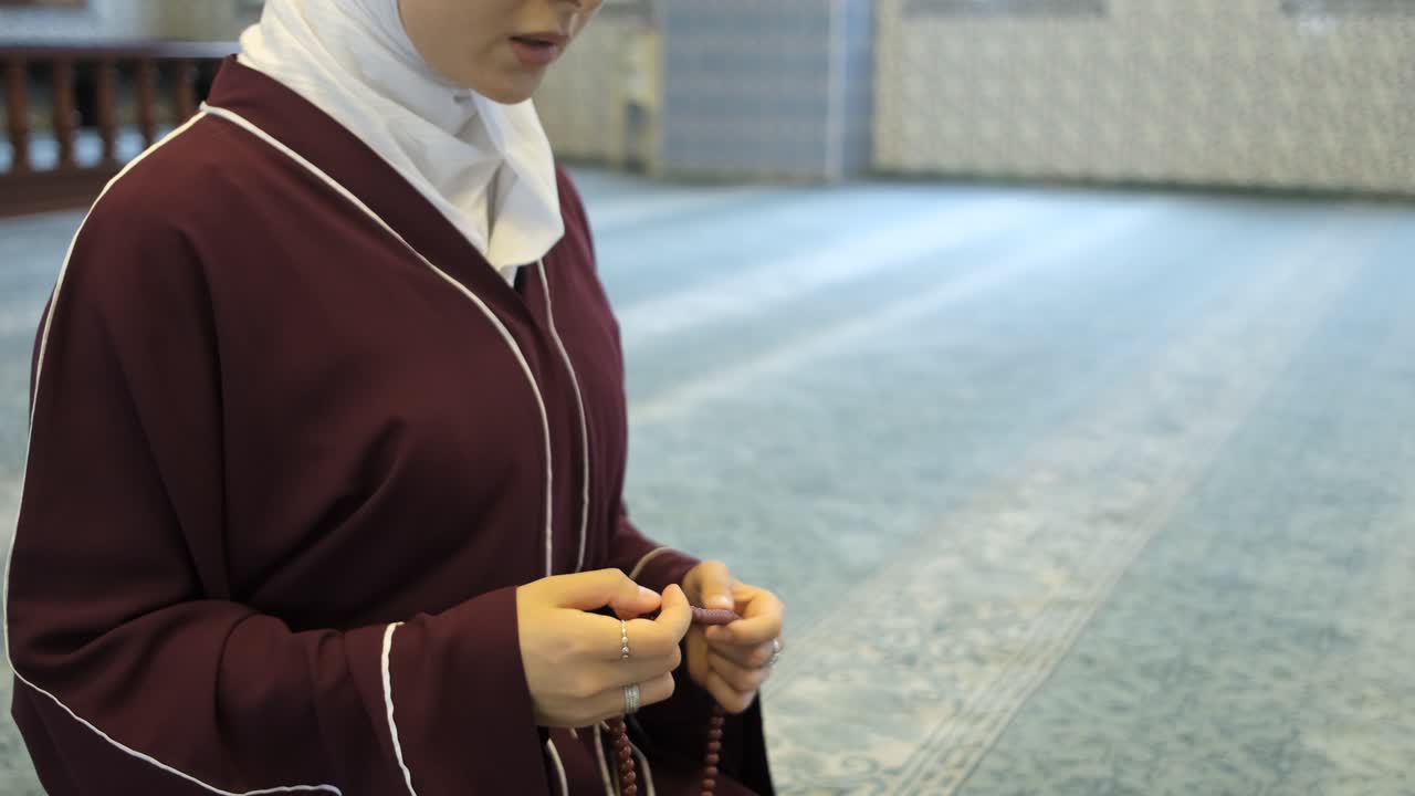 베일을  ⁇ 은 여자  ⁇ 주레