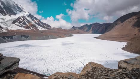 el lago tilicho, la montaña, el cielo y las nubes móviles