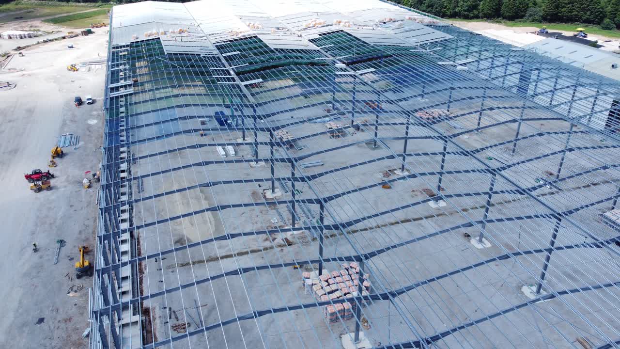 建筑工业金属铁梁仓库框架建筑工地空中视图 靠近轨道左