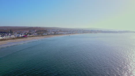 Vista-Aérea-Panorámica-Sobre-El-Océano-De-Casas-Paternoster-Encaladas-En-La-Costa-Oeste