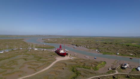 vista aérea alrededor de un buque faro atascado durante la marea baja, soleado tollesbury, reino unido - órbita, disparo de drones