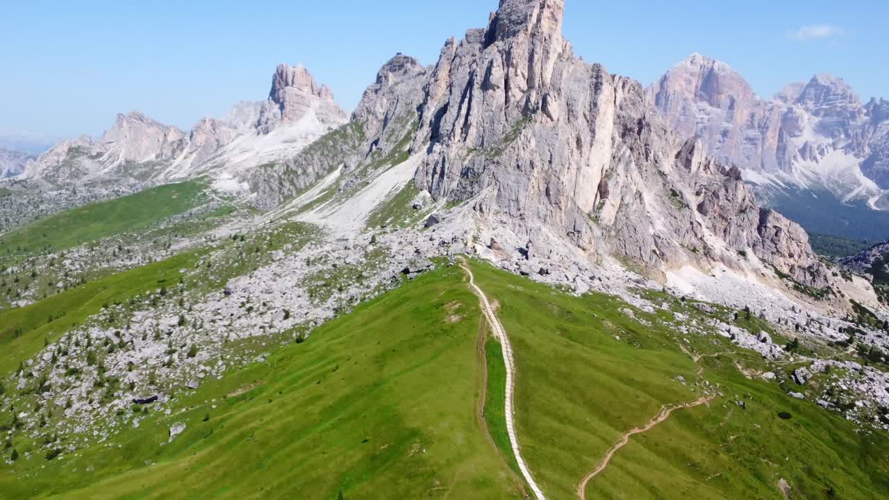 Snoet vej ved Passo Giau, der fører til Nuvolau-gruppen under en blå himmel i Dolomitterne, Italien