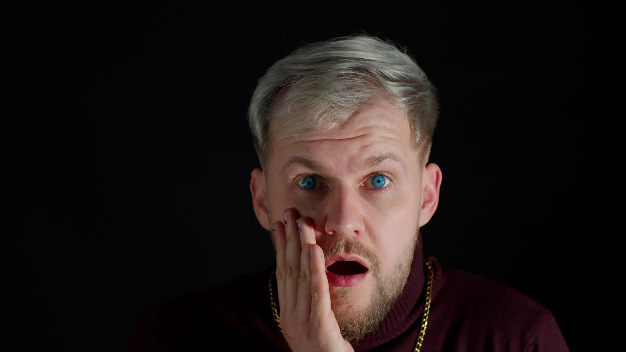 놀란 표정의 남자