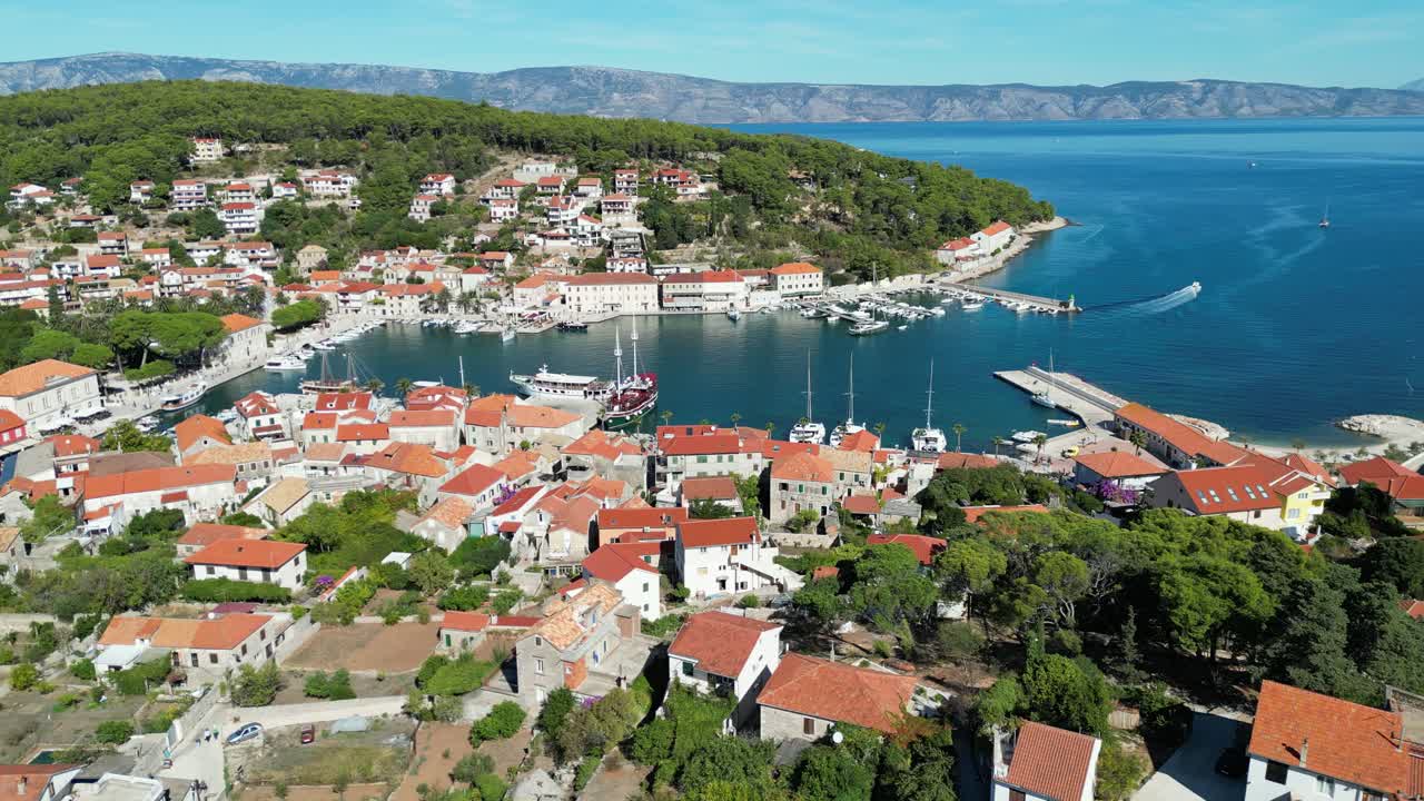 Jelsa Chorvatsko, město na Hvaru, panoramatický záběr dronem z ptačí perspektivy 4K