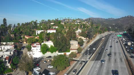 panorámica aérea sobre la autopista de hollywood