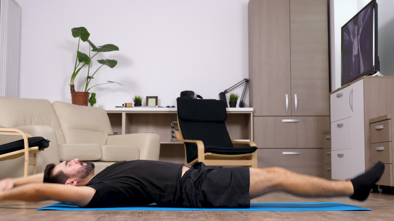 мужчина занимается мышцами дома.