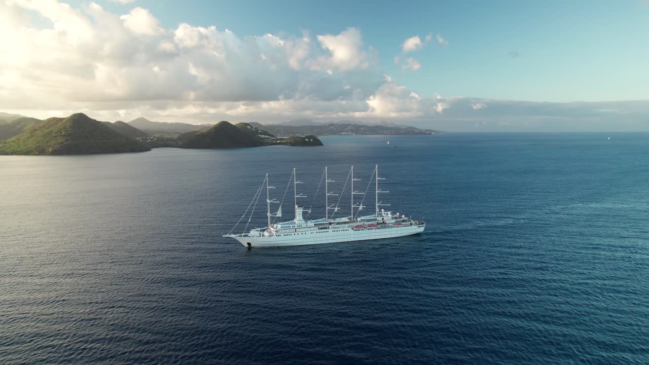 세인트 루시아 의 로드니 만 에 들어오는 큰 크루즈 선박