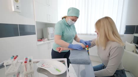 un médico en un hospital extrae suavemente sangre de una niña para pruebas de diagnóstico.