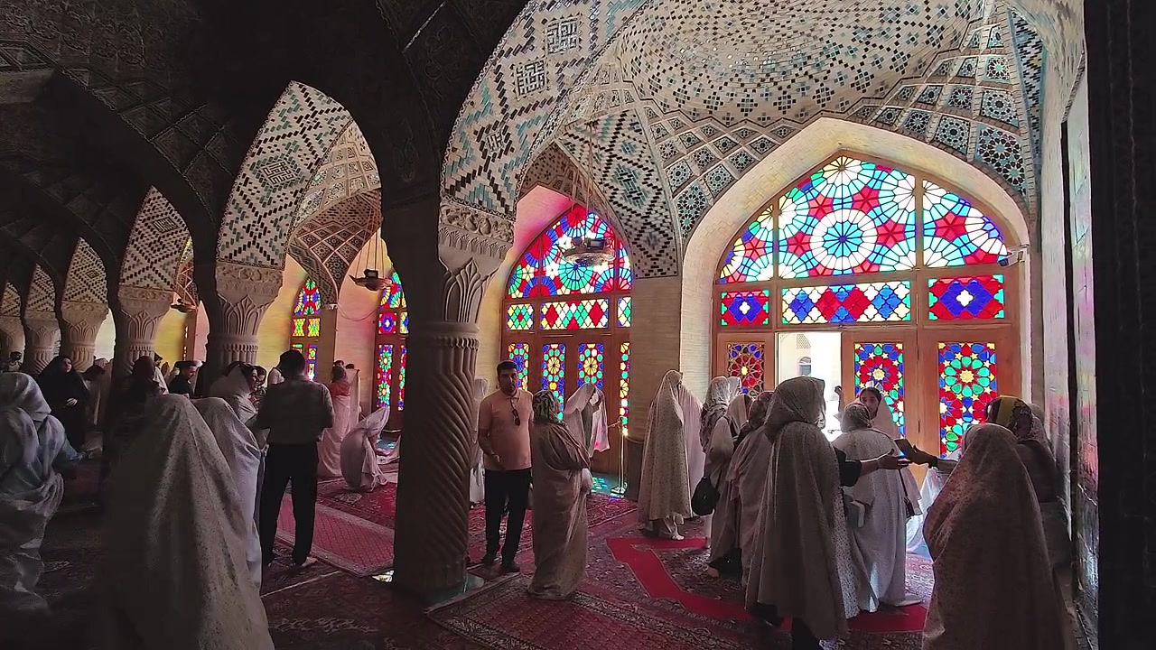 Visitantes Explorando a Mesquita Nasir al-Mulk em Shiraz