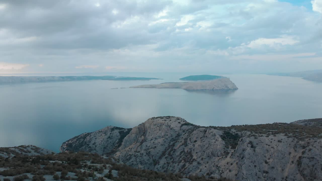 흐린 날에 바위가 많은 해변과 섬의 공중 드론 샷