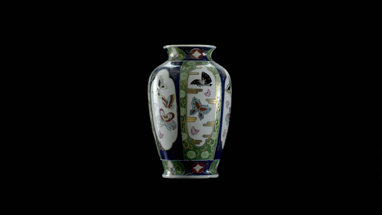 Vaso in ceramica con farfalla isolato su sfondo nero