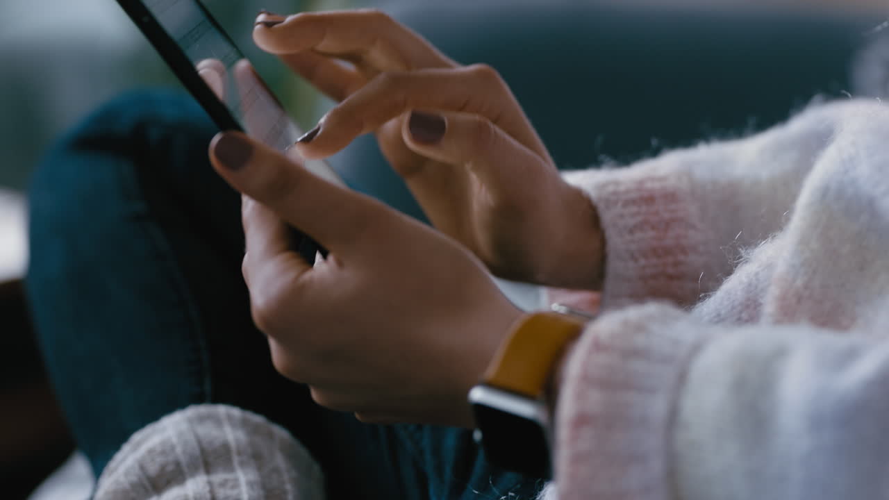 cerca de las manos de la mujer usando una tableta navegando por las redes sociales revisando correos electrónicos en un dispositivo móvil con pantalla táctil relajándose en casa
